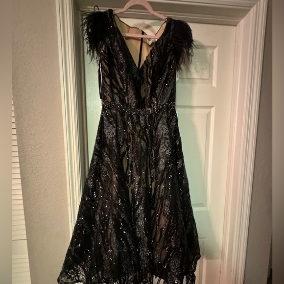 Mac Duggal 79339 , gorgeous black cocktail with feathers on shoulders Size 8 - Picture 6 of 7